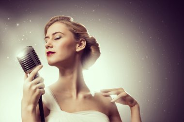 çekici kadın şarkıcı mikrofon ile