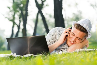 Cep telefonu olan genç bir adam.