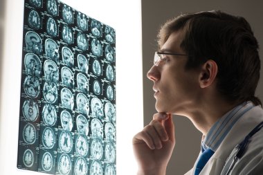 erkek Doktor Röntgen görüntü olarak arıyor