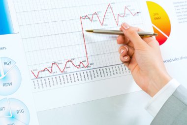 kalem finansal listelerinde işaret eden el