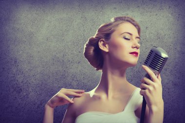 çekici kadın şarkıcı mikrofon ile