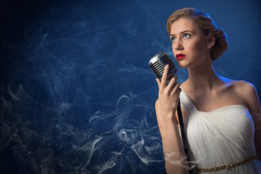 çekici kadın şarkıcı mikrofon ile