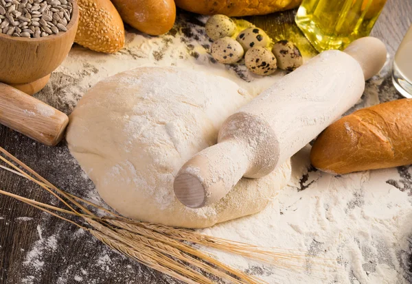 Farine, oeufs, pain blanc, épis de blé — Stockfoto