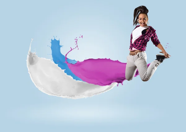 Jovem dançarina pulando com respingo de tinta — Fotografia de Stock