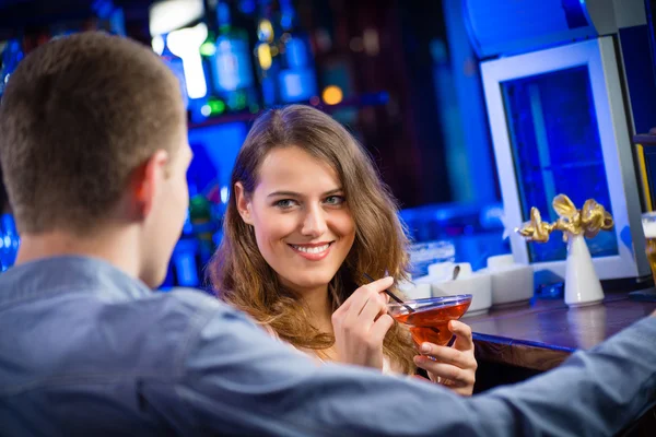 Jeune femme dans un bar — Photo