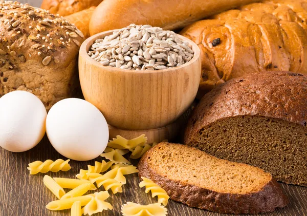 新鲜的面包、 鸡蛋、 面条和谷物 — 图库照片