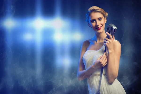 Atractiva cantante femenina con micrófono —  Fotos de Stock