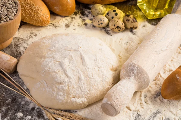 Farine, oeufs, pain blanc, épis de blé — Stockfoto