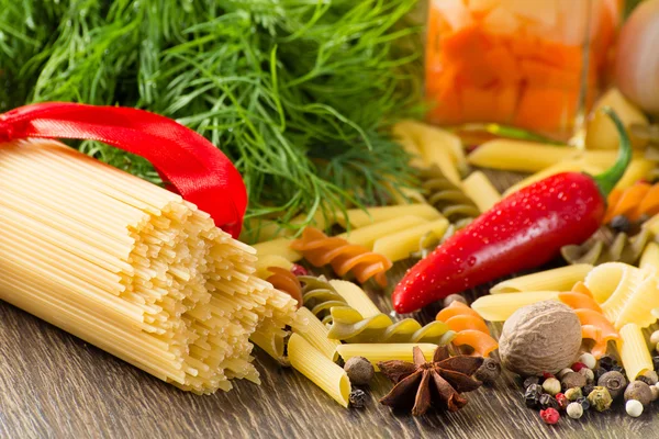 Italian spaghetti and vegetables — Stock Photo, Image