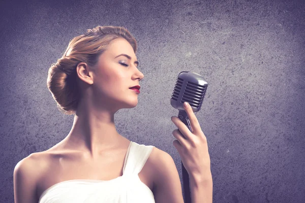 Cantante femminile attraente con microfono — Foto Stock