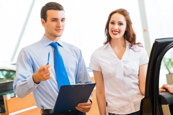 Consultor en el showroom y el comprador — Foto de Stock