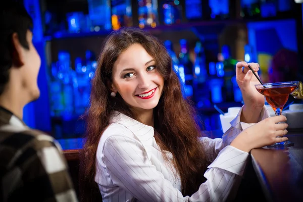 Jonge vrouw in een bar — Stockfoto