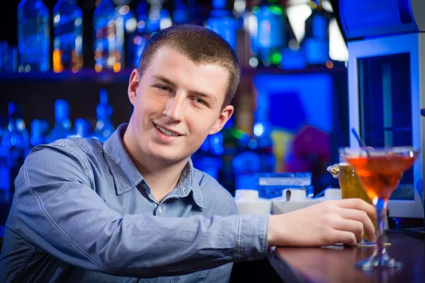 Портрет молодого чоловіка в барі — стокове фото