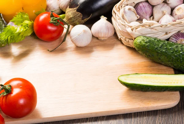 Zelenina na kuchyňské desce — Stock fotografie
