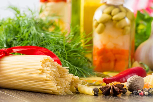 Italské špagety a zelenina — Stock fotografie