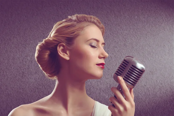 Çekici kadın şarkıcı mikrofon ile — Stok fotoğraf