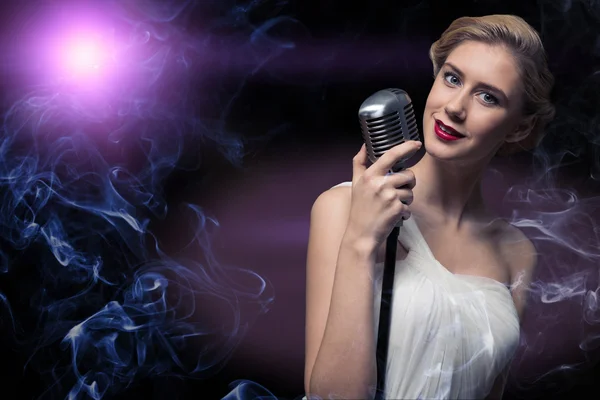 Atractiva cantante femenina con micrófono —  Fotos de Stock