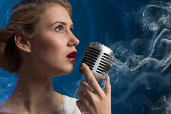 Jolie chanteuse avec microphone — Photo