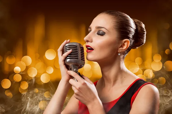 Jolie chanteuse avec microphone — Photo