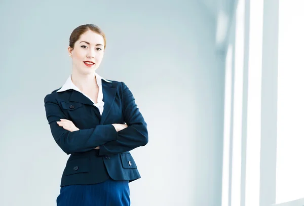 Junge moderne Geschäftsfrau — Stockfoto