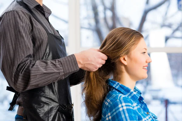 Hairdresser and client — Stock Photo, Image