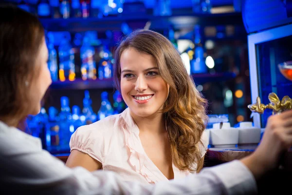 Giovane donna in un bar — Foto Stock