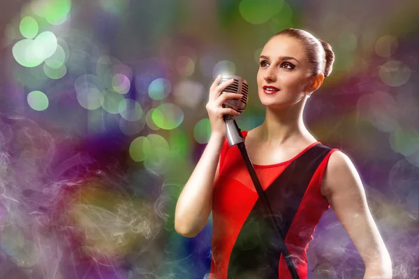 Attractive female singer with microphone — Stock Photo, Image