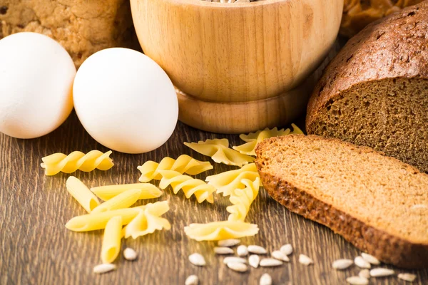 新鲜的面包、 鸡蛋、 面条和谷物 — 图库照片