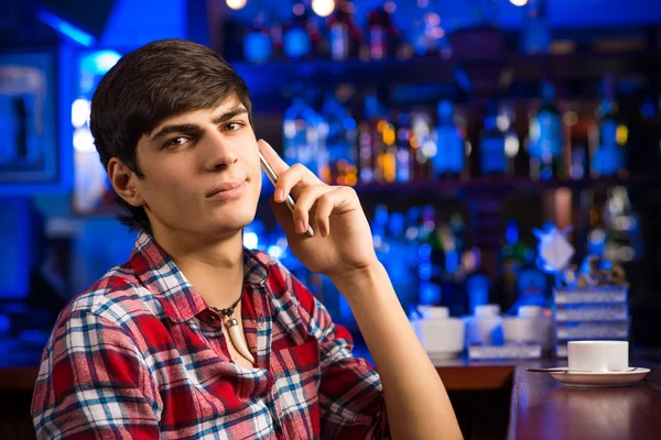 Joven en el bar — Foto de Stock