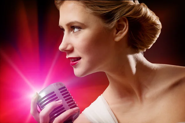 Jolie chanteuse avec microphone — Photo