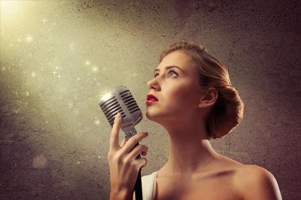 Aantrekkelijke vrouwelijke zanger met microfoon — Stockfoto