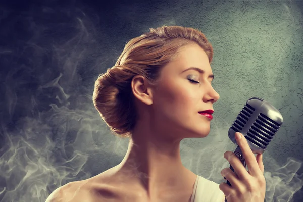 Krásná blondýnka zpěvačka s mikrofonem — Stock fotografie
