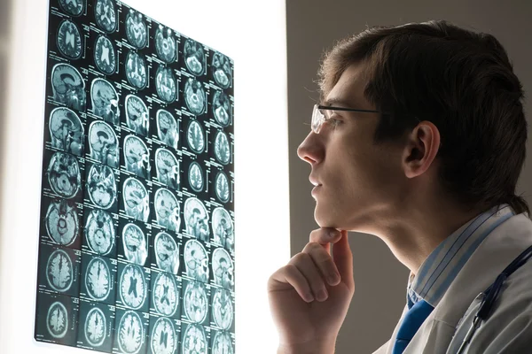 Médecin masculin regardant l'image radiographique — Photo