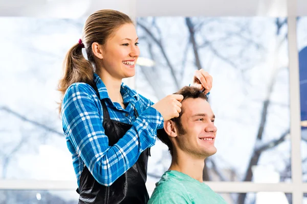 Coiffeur et client — Photo