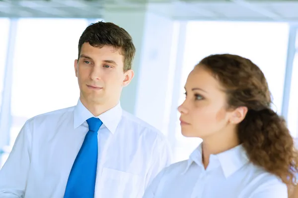 Hombre y mujer de negocios discutiendo una tarea conjunta — Foto de Stock