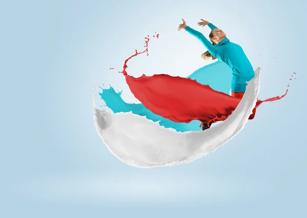 Joven bailarina saltando con salpicadura de pintura — Foto de Stock