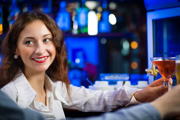 Νεαρή γυναίκα σε ένα μπαρ — Φωτογραφία Αρχείου