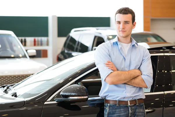 Мужчина, стоящий рядом с автомобилем — стоковое фото