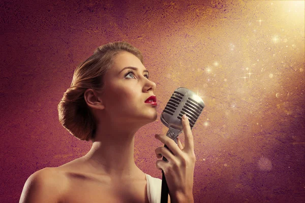 Jolie chanteuse avec microphone — Photo