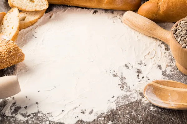 Farinha e pão branco — Fotografia de Stock