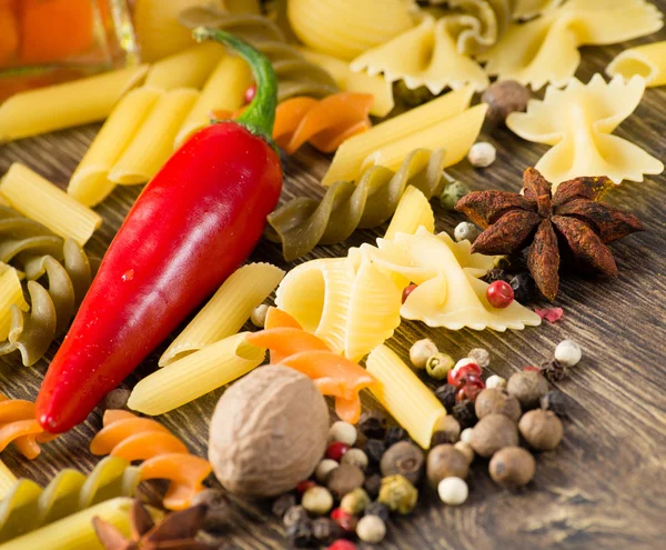 Italian spaghetti and vegetables — Stock Photo, Image