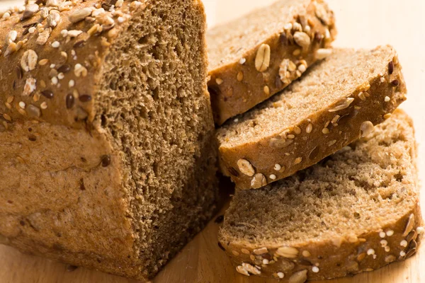 Plátky chleba s obilovinami — Stock fotografie