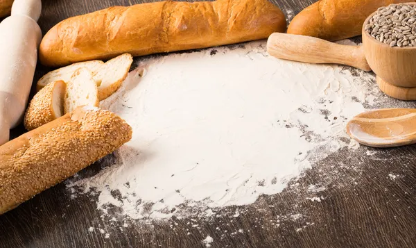 Farinha e pão branco — Fotografia de Stock