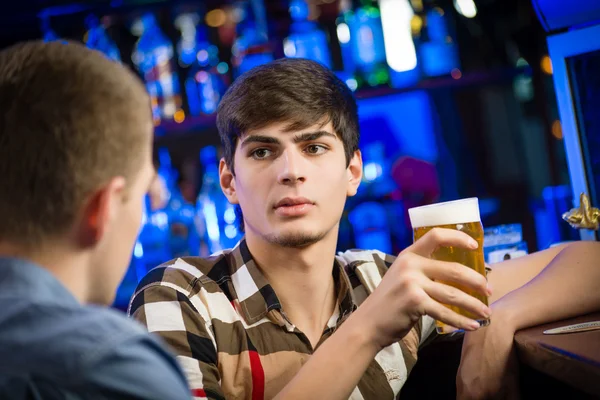 Porträt eines jungen Mannes an der Bar — Stockfoto