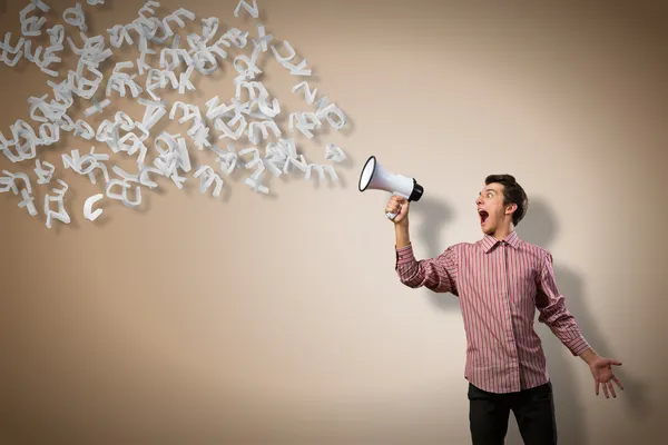 Homem grita em um megafone — Fotografia de Stock