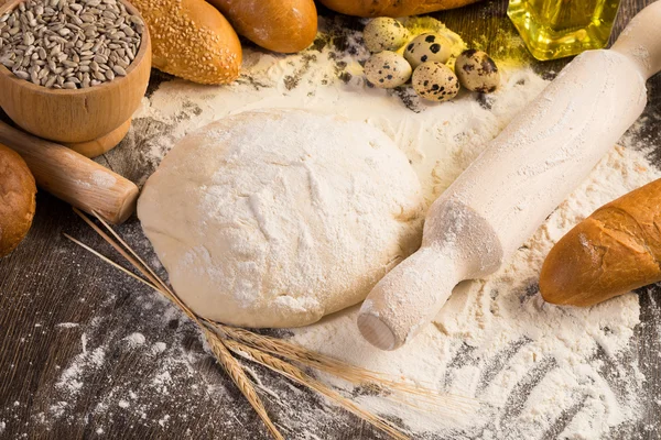 Farinha, ovos, pão branco, espigas de trigo — Fotografia de Stock