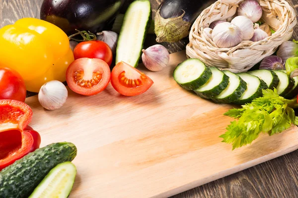 Légumes sur la planche de cuisine — Photo