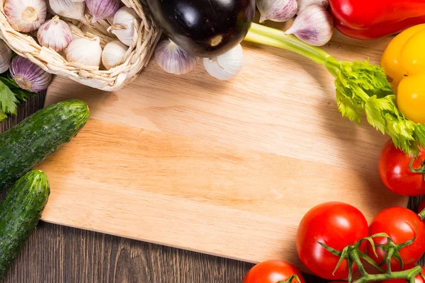 Verduras en el tablero de la cocina — Foto de Stock