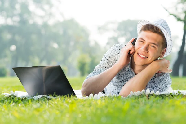 Jeune homme avec un téléphone portable — Photo