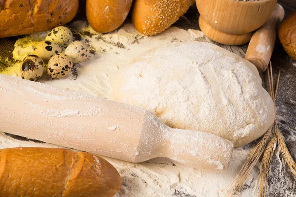 Farine, oeufs, pain blanc, épis de blé — Photo